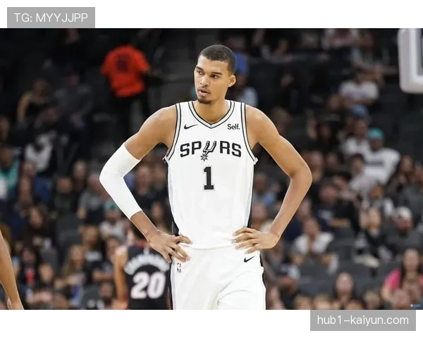 马刺文班亚马持续成长 球队内线防守提升明显 马刺文班亚马持续成长 球队内线防守提升明显